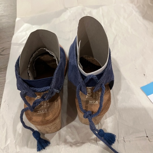 Toms Elba Boots  Women’s Size 7.5 Peep Toe Perforated Ankle Blue Bootie Suede - Picture 7 of 11